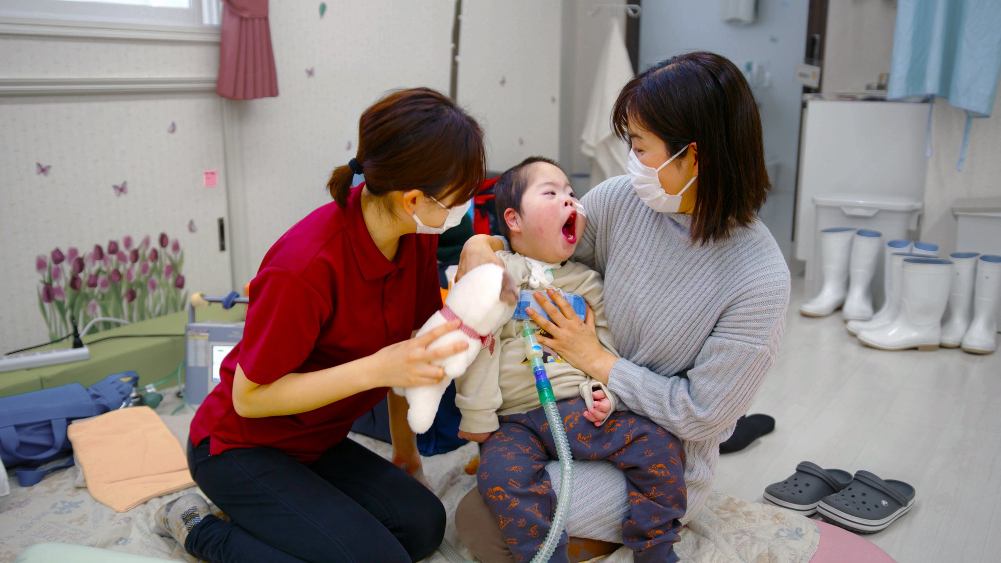 医療的ケアが必要なお子さんとご家族、職員が一緒に過ごしている様子